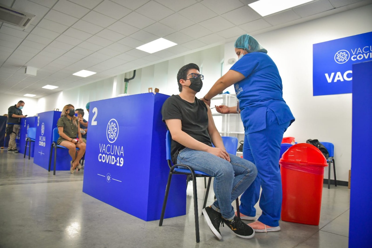 Megacentro del Hospital El Salvador continúa vacunación masiva diaria contra el COVID19 megacentro-del-hospital-el-salvador-continua-vacunacion-masiva-diaria-contra-el-covid19